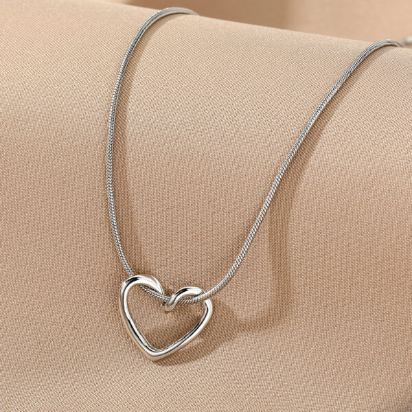 Niche Hollow Heart Necklace For Women - Image 10