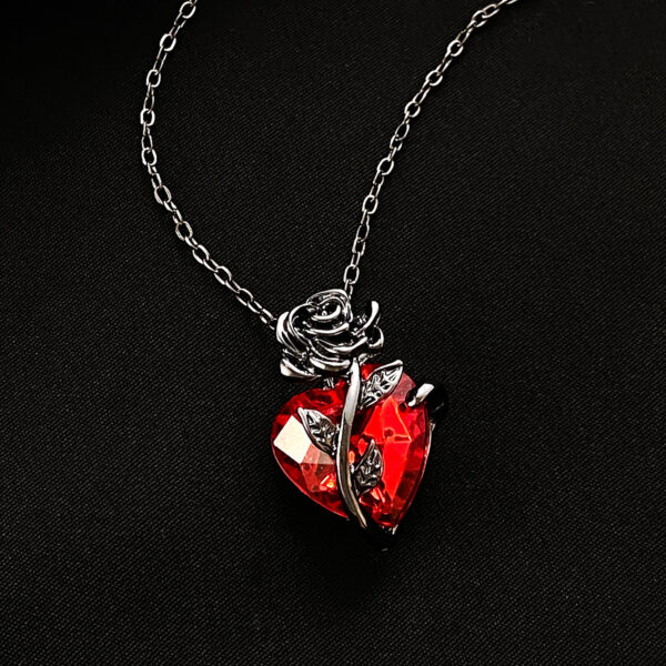 Punk Rose Love Necklace Fashion Personality Heart-shaped Clavicle Chain Pendant Necklace For Valentine's Day - Image 2